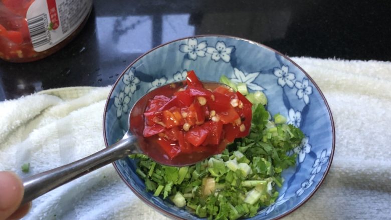香菜末拌白切肉,取一小碗,准备料汁:装入三分之一香菜末,加入<a style='color:red;display:inline-block;' href='/shicai/ 803'>剁椒</a>;