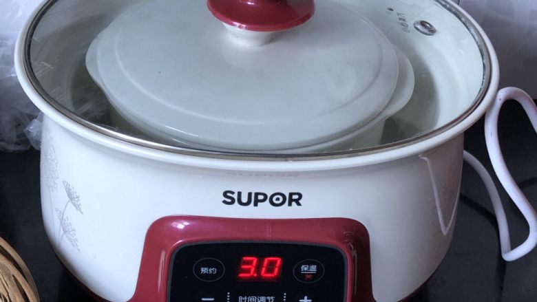 香菜末拌白切肉,放入盖好盖的内胆,再盖上外盖。开机,炖三个小时。