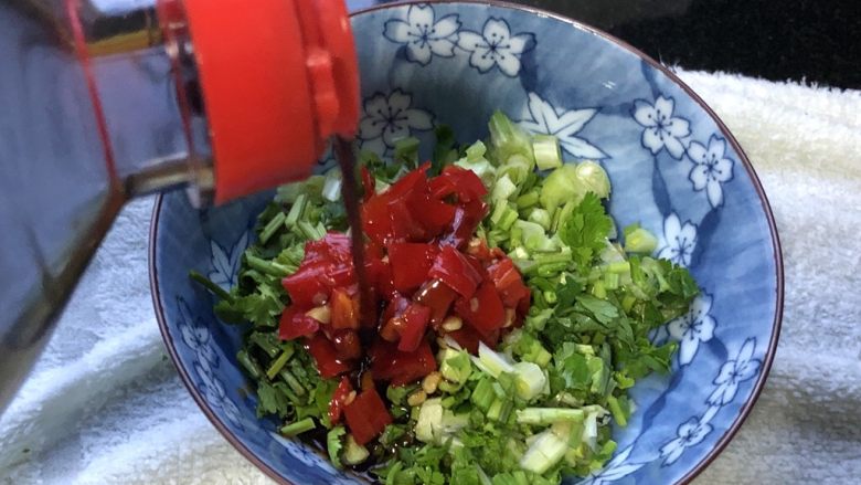 香菜末拌白切肉,加入<a style='color:red;display:inline-block;' href='/shicai/ 788'>生抽</a>;