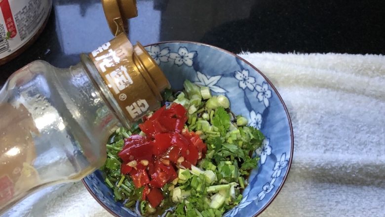 香菜末拌白切肉,加入<a style='color:red;display:inline-block;' href='/shicai/ 5506'>麻油</a>;