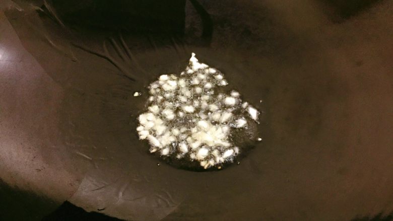 辣炒年糕,锅中热油,爆香蒜蓉。