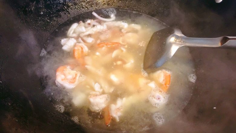 辣炒年糕,加入开水,水加多点,没过食材。