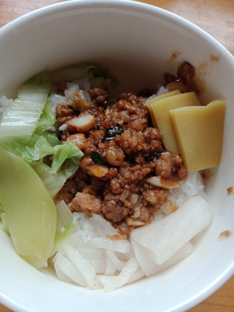 黑椒猪肉饭配粉滤