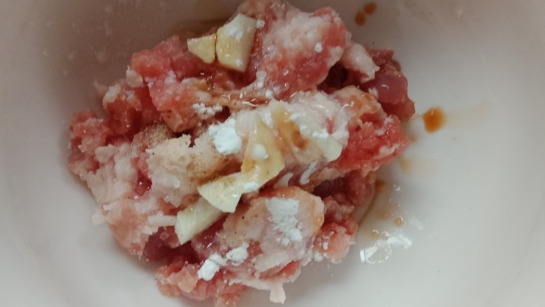 黑椒猪肉饭配粉滤,在<a style='color:red;display:inline-block;' href='/shicai/ 414'>猪肉</a>末里加入蒜末、淀粉、盐、<a style='color:red;display:inline-block;' href='/shicai/ 692'>酱油</a>、油、<a style='color:red;display:inline-block;' href='/shicai/ 134292'>白胡椒</a>、<a style='color:red;display:inline-block;' href='/shicai/ 10588'>糖</a>，搅拌均匀。