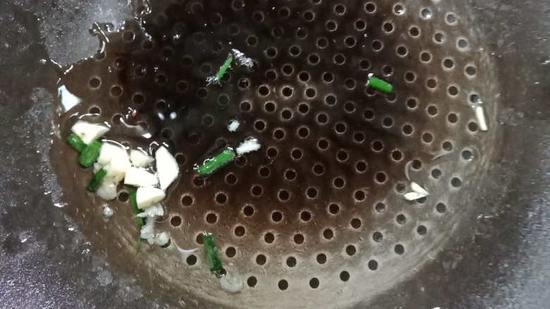 黑椒猪肉饭配粉滤,锅中烧热油,放入蒜末和葱段,爆香。
