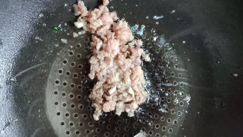 黑椒猪肉饭配粉滤,放入猪肉末,炒至差不多熟。(前面开中小火,接下来开大火)