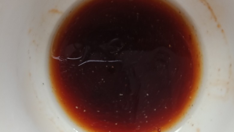 黑椒猪肉饭配粉滤,开始调汁在碗里放酱油、<a style='color:red;display:inline-block;' href='/shicai/ 721'>蚝油</a>、盐、水、白胡椒、糖、油、老抽,拌均匀,然后倒入锅中。(如果咸就多放点水,但不要影响颜色)