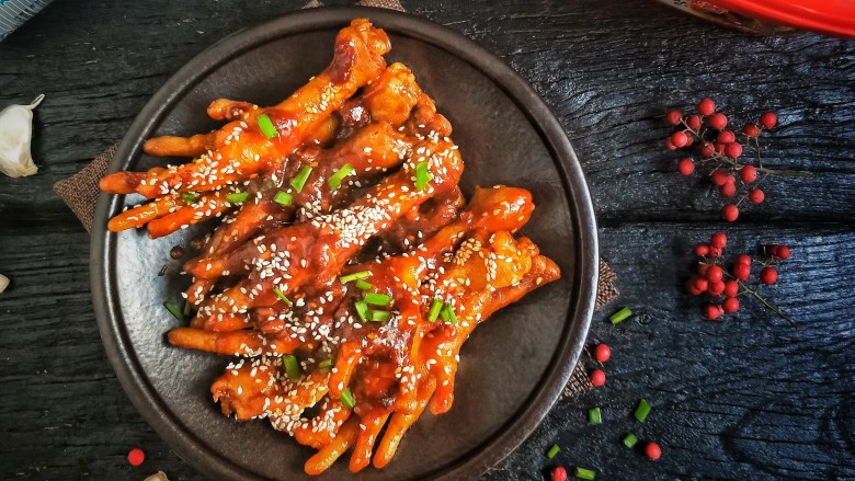 入口即化的韩式辣鸡爪,即可盛盘。
~随意点缀一点葱花吧,也可以不用。