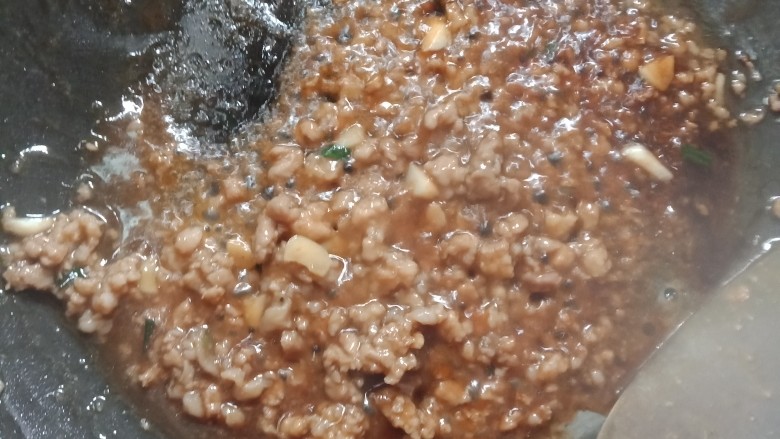 黑椒猪肉饭配粉滤,倒入酱汁后,开大火,放入水淀粉,勾芡,煮至粘稠后,倒在米饭上。