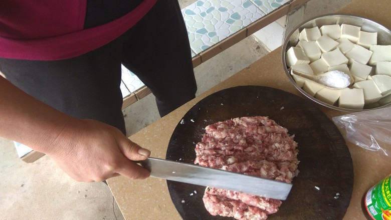 酿豆腐,剁碎<a style='color:red;display:inline-block;' href='/shicai/ 414'>猪肉</a>后混入葱蒜，搅拌