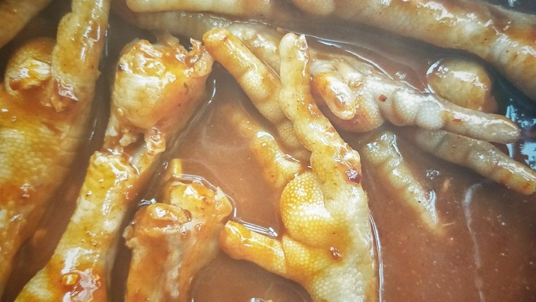 入口即化的韩式辣鸡爪,加一碗清水,继续小火🔥焖煮,让鸡爪充分入味。