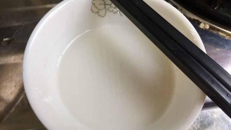 红红火火,幸福生活➕番茄金针肉末羹,一勺生粉,加入少许清水搅拌均匀