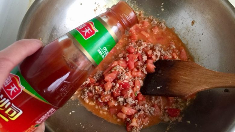 红红火火,幸福生活➕番茄金针肉末羹,加入一大勺<a style='color:red;display:inline-block;' href='/shicai/ 753'>番茄沙司</a>翻炒均匀再小火咕嘟炖煮一分钟