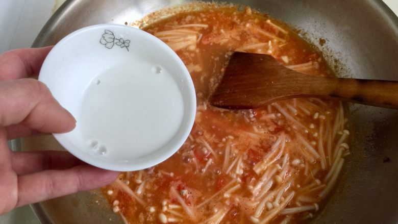 红红火火,幸福生活➕番茄金针肉末羹,转中大火,边搅拌边淋入水淀粉勾芡,因为是羹,所以特意勾芡,让汤汁浓郁,不喜欢的宝贝们也可以不勾芡,汤汁也很好喝
