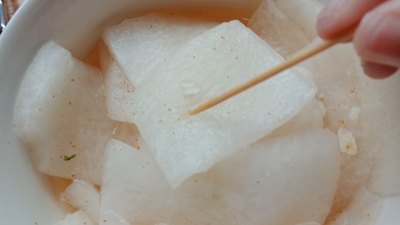 黑椒猪肉饭配粉滤,<a style='color:red;display:inline-block;' href='/shicai/ 8193'>萝卜酸</a>制作过程:萝卜切片,放入碗内,倒入盐,腌制出水,把水倒出,用开水烫一遍,再把水倒出,分别加入白醋、蒜末、一点辣椒粉,拌匀,即可。(如果放饭里,可以切丝,也可以不切)