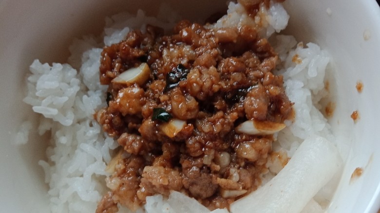 黑椒猪肉饭配粉滤,以上是倒入酱汁,加入萝卜酸后的米饭。