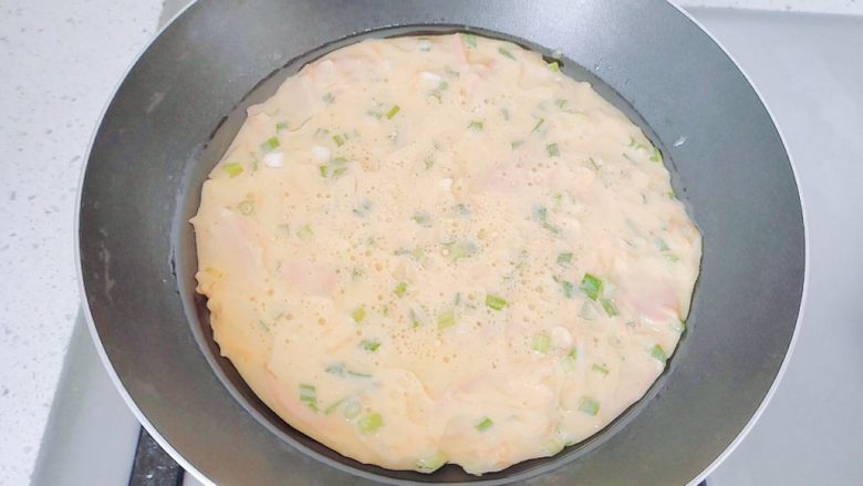 胡萝卜+黄瓜+火腿鸡蛋饼,平底锅里倒油,一点点,小火,油微微热,把面糊倒进去,摊平。如果有油刷,用刷子在锅底刷一层油最好。