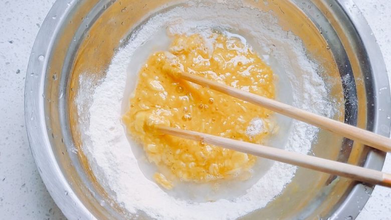 胡萝卜+黄瓜+火腿鸡蛋饼,加一点水,不要一次性加太多。