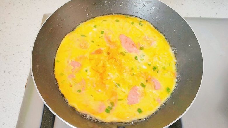 胡萝卜+黄瓜+火腿鸡蛋饼,翻面后,还是小火煎。煎到下面成金黄色,关火。如果喜欢锅巴,可以再多煎一会儿。