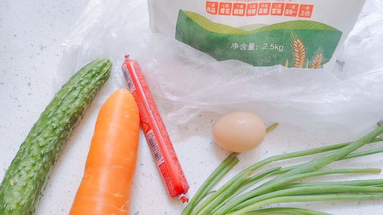 胡萝卜+黄瓜+火腿鸡蛋饼,主食材如图,都是很有营养的。