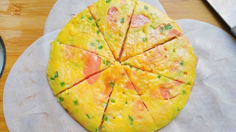 胡萝卜+黄瓜+火腿鸡蛋饼,然后切成自己喜欢的形状,就可以了。