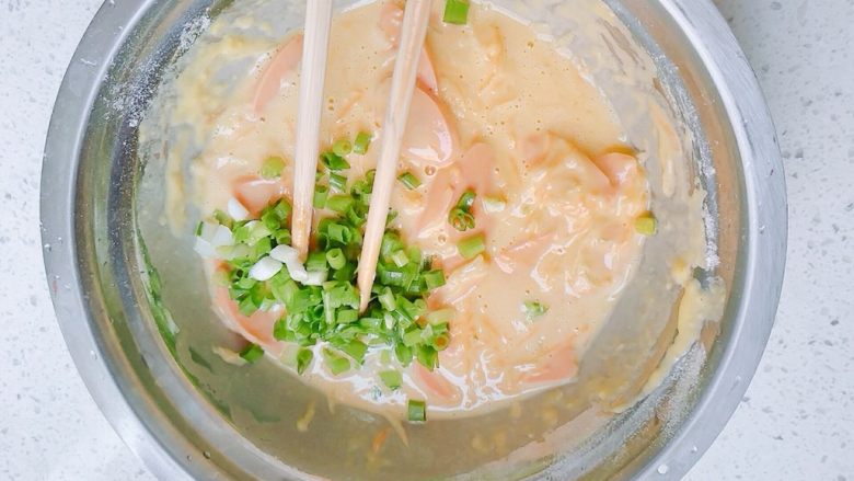 胡萝卜+黄瓜+火腿鸡蛋饼,加入葱花,加盐,搅拌均匀。