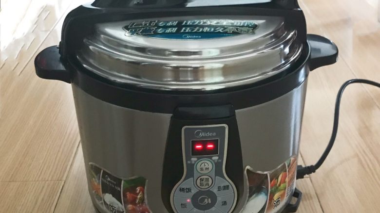 红豆小圆子,把红豆放入压力锅里,加入300克冷水,煮20分钟