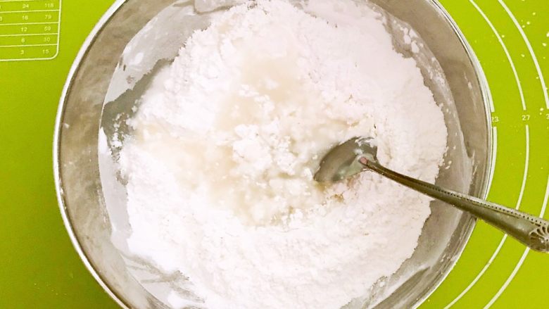 红豆小圆子,把糯米粉和木薯淀粉混合均匀,加入80克开水和面,一边倒开水一边搅拌