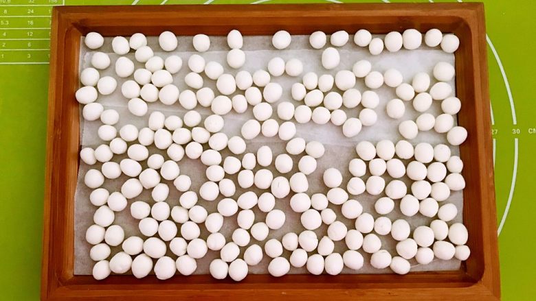 红豆小圆子,揉成小球,小圆子做好了