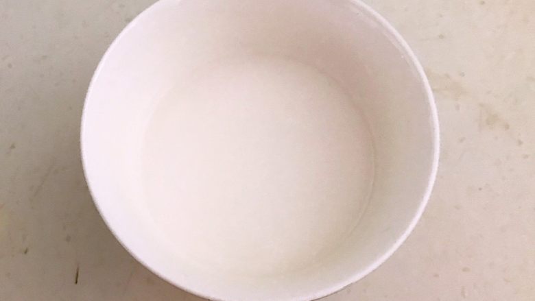 红豆小圆子,加入30克冷水调匀,做成藕粉汁