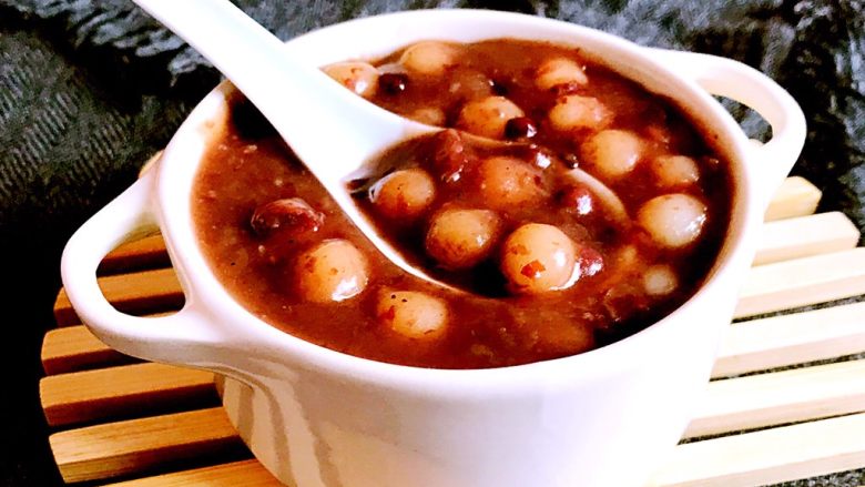 红豆小圆子,红豆汤汁香甜浓郁,小圆子又糯又Q,非常完美~