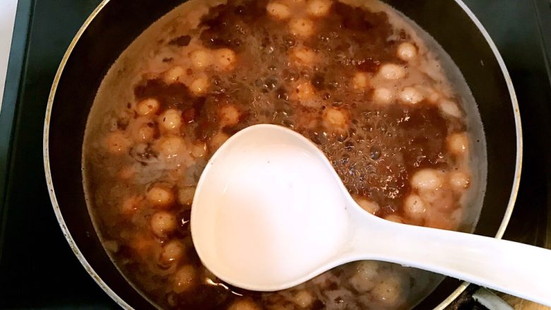 红豆小圆子,加入藕粉汁,调匀