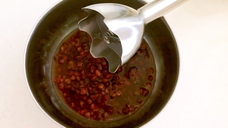 红豆小圆子,盛出1/3煮熟的红豆放入盆中,用料理机打碎