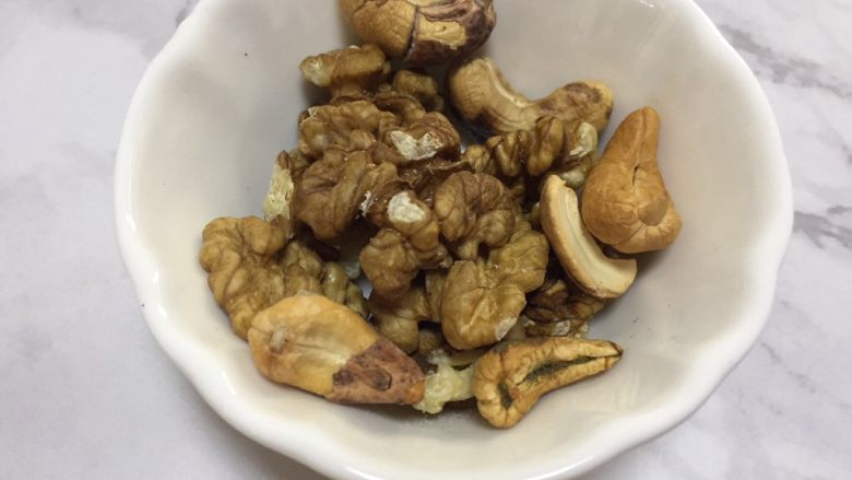10分钟快手早餐系列篇(三),准备适量的坚果