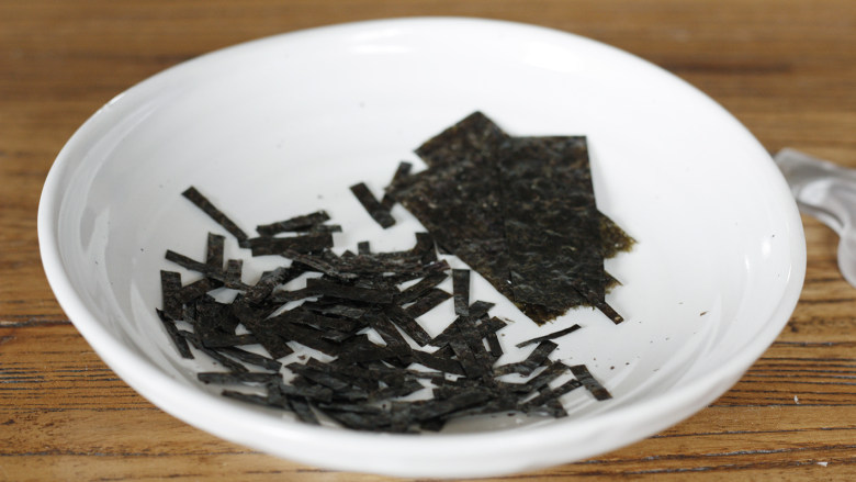 仙貝!仙貝!(剩米饭版),海苔剪成海苔丝,我做了两种款式所以又剪了三块大一点儿的海苔条。