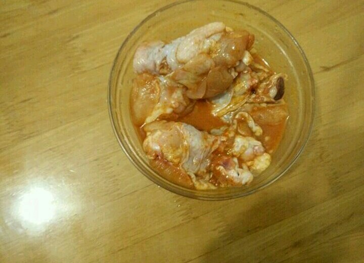 香炸鸡翅根,抓匀后再按摩一两分钟,然后盖上盖子放到冰箱冷藏一个晚上。