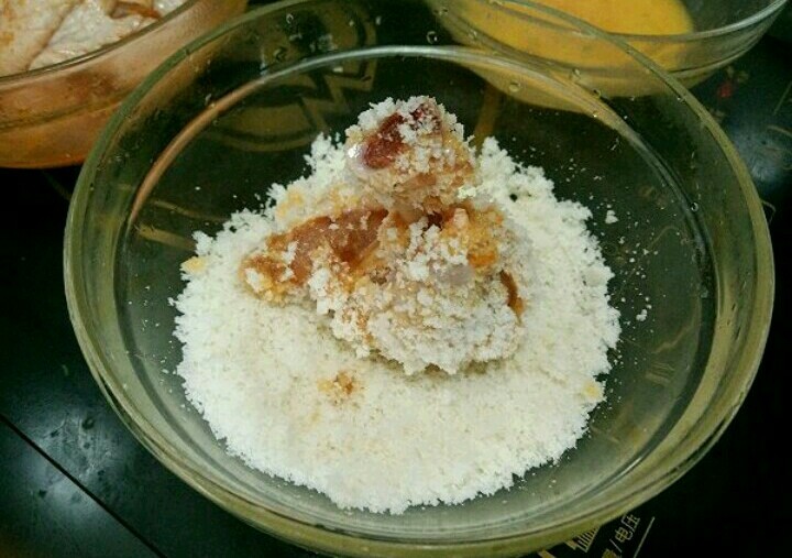 香炸鸡翅根,然后再放到馒头屑里滚几圈,让鸡翅根沾满馒头屑。