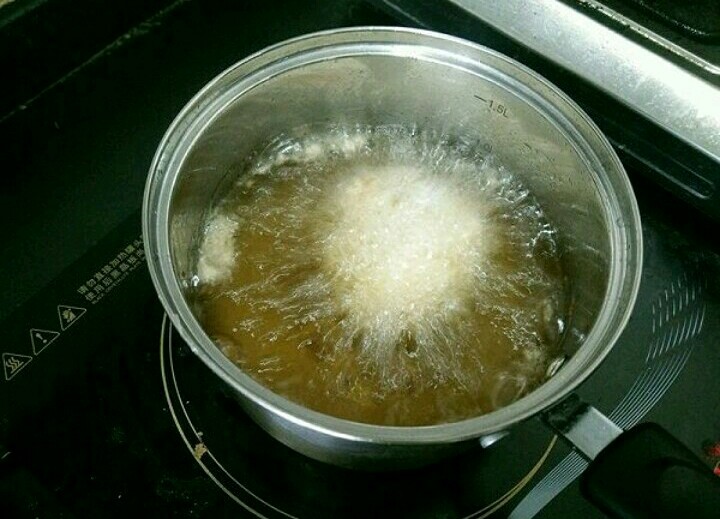 香炸鸡翅根,锅烧热放适量玉米油,待油温七八成热时,把鸡翅根放进去炸至金黄色即可。