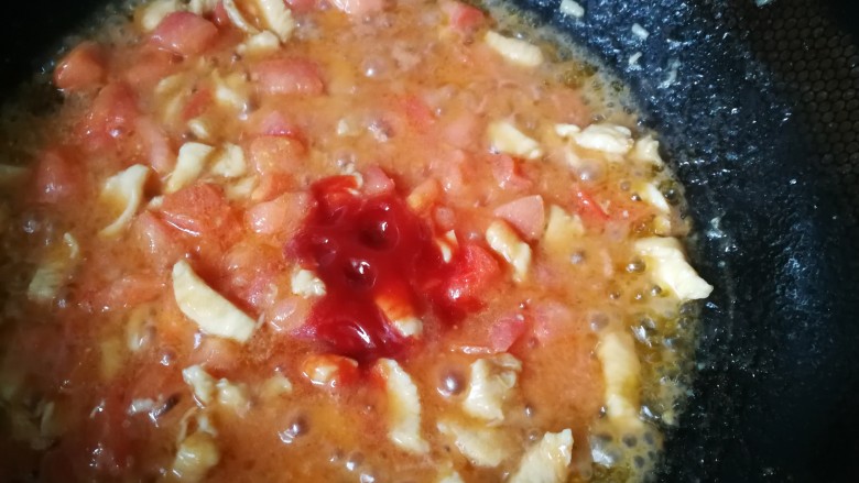 番茄烩土豆,炒出汁,加入适量<a style='color:red;display:inline-block;' href='/shicai/ 59'>番茄</a>酱,可不加。加少许热水。