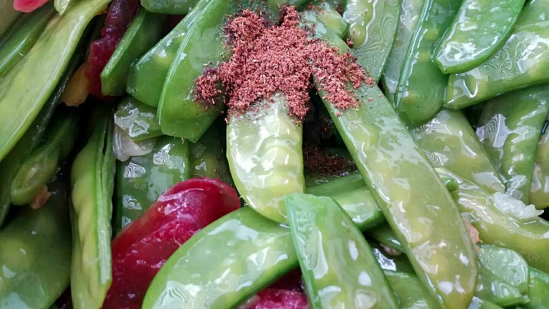 腊肠荷兰豆,加入<a style='color:red;display:inline-block;' href='/shicai/ 10404'>花椒面</a>。翻炒几下,关火。