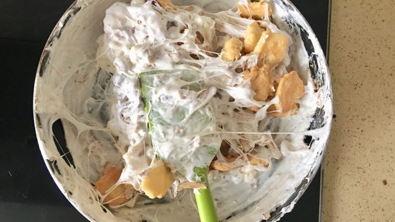 雪花酥,加入饼干拌匀(分次加入是想让每种材料都能混合的更均匀,曲奇饼也是我自己做的很酥很脆,比较容易碎)