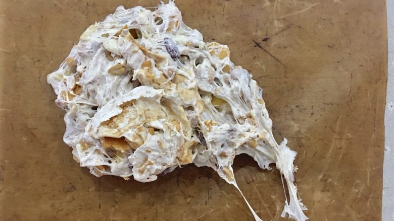 雪花酥,所有材料混合均匀后倒入高温布上,也可以是其他工具比如油纸,塑料布