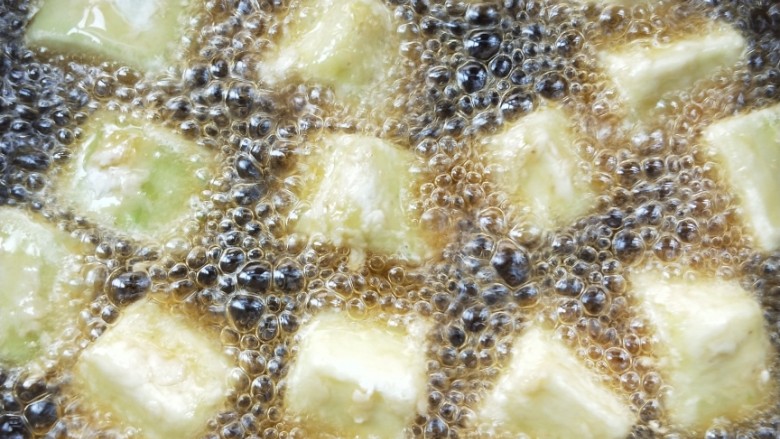 比肉好吃的糖醋小茄块,锅中放食用油,油温烧至七八成热,下茄块。