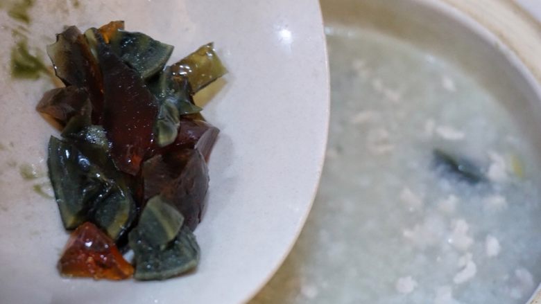 皮蛋瘦肉粥,加入剩下的一半皮蛋,搅匀,继续煮两分钟,加入少许的盐拌匀,即可关火。