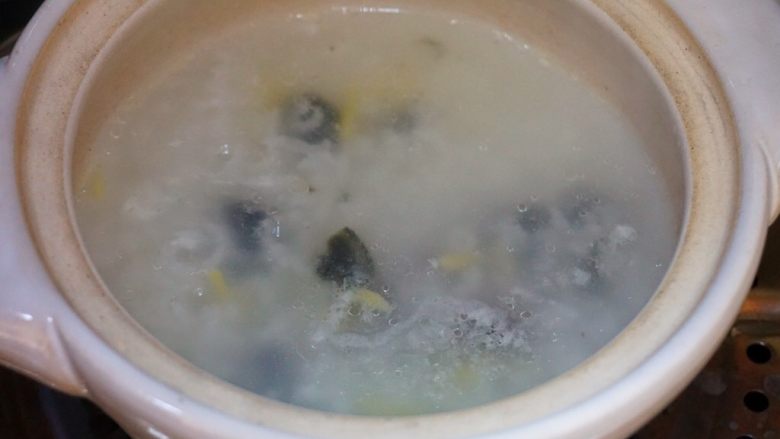 皮蛋瘦肉粥,大概熬到大米有点开花的程度就放入一半的皮蛋和全部的姜丝,搅拌一下继续熬,放一半的皮蛋是为了把味道熬进粥里,吃起来会更香。