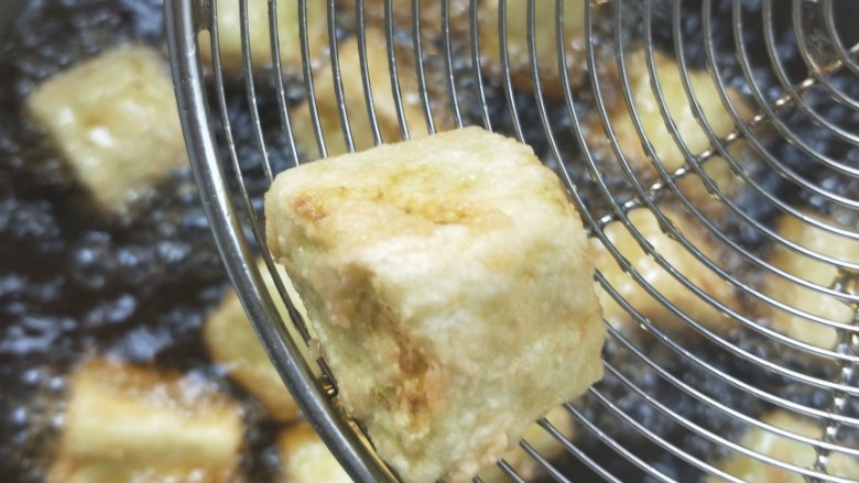 比肉好吃的糖醋小茄块,炸至七八成熟捞出,如图。