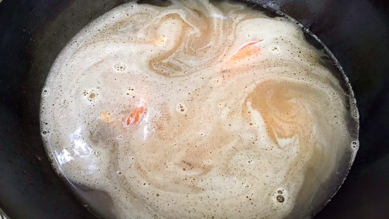 春暖花开の鲜掉眉毛的小油菜大虾鲜汤,加入适量热开水,转大火