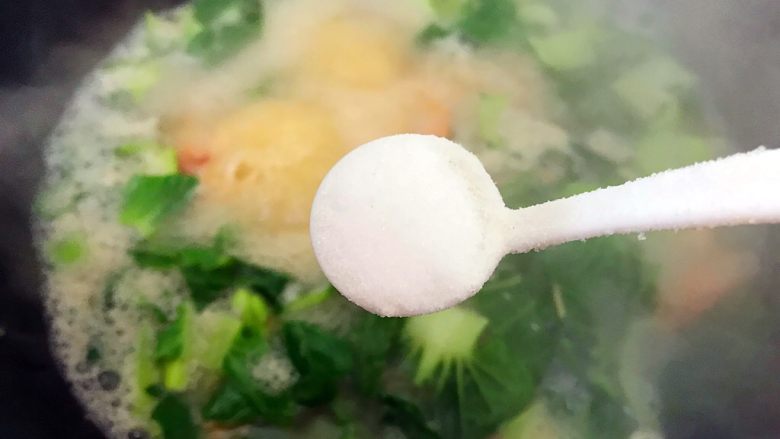 春暖花开の鲜掉眉毛的小油菜大虾鲜汤,待锅内水再次煮开时,加一小勺细盐