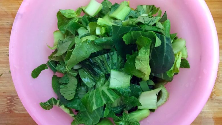 春暖花开の鲜掉眉毛的小油菜大虾鲜汤,全部切好,控干水分,备用