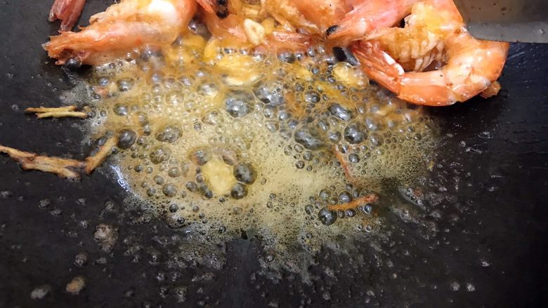 春暖花开の鲜掉眉毛的小油菜大虾鲜汤,将大虾煸炒出红油(大约需要3.4分钟)